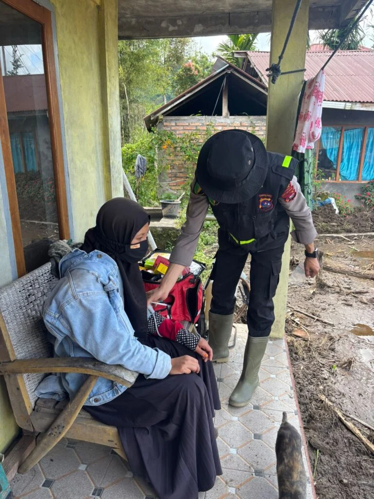 Dokkes Polri Lakukan Pemeriksaan Kesehatan bagi Warga Terdampak Kebakaran TPA di Banten