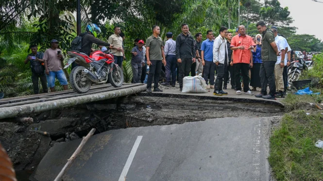 Gubernur Sumut tinjau jalan rusak viral, Bobby: perbaikan awal Agustus