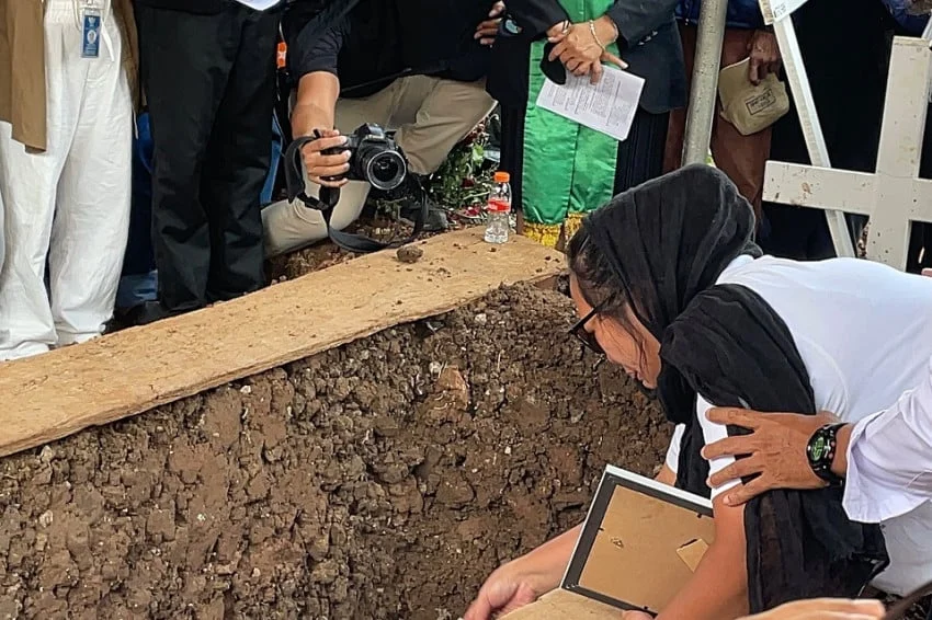 Istri Temon Tidur Pakai Bantal Mendiang demi Obati Rasa Rindu