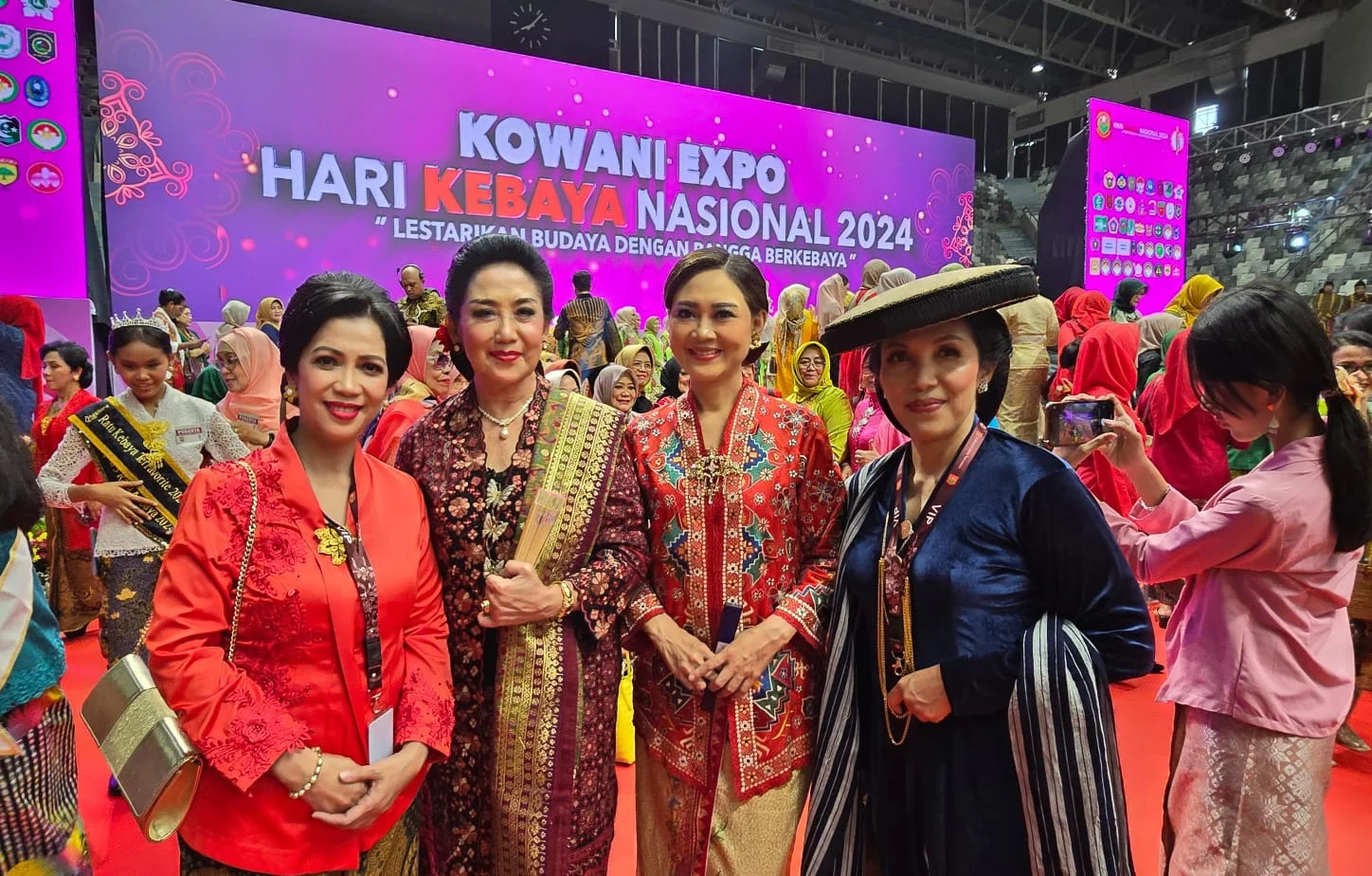Kemarin, jelang hari kebaya nasional hingga pesanan DFSK E5 Plus