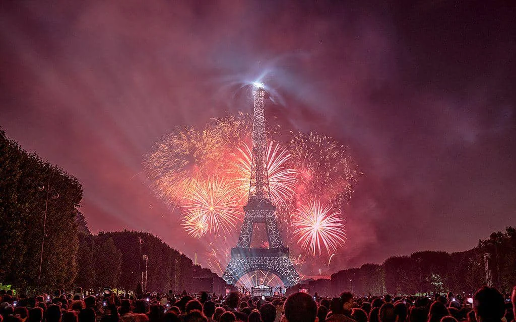 Kembang Api Menerangi Menara Eiffel dalam Perayaan Bastille Day di Paris