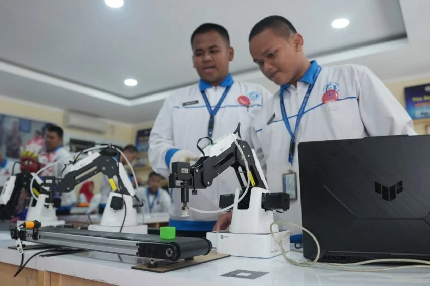 Kemendikdasmen Siapkan Lulusan SMK Hadapi Era Robotika, Prospek Karier Menjanjikan