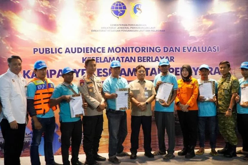 Kemenhub Serahkan 150 Jaket Pelampung untuk Nelayan Muara Angke Demi Budaya Pelayaran Aman