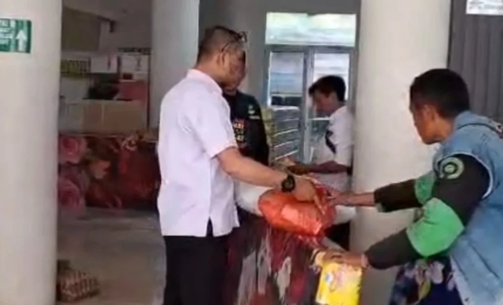 Kemensos Salurkan Bantuan ATENSI untuk 308 Warga di Kabupaten Agam