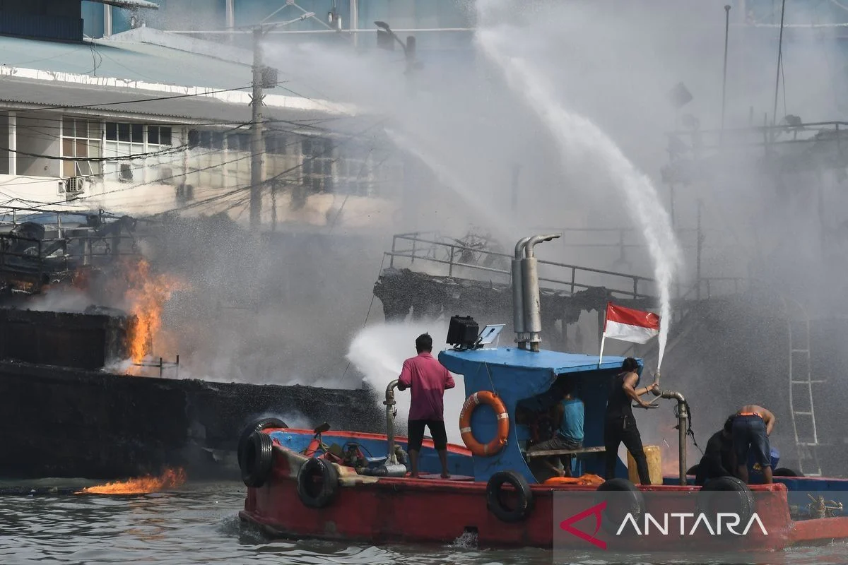 Kerugian Akibat Kebakaran Tiga Kapal di Muara Angke Capai Rp1,5 Miliar