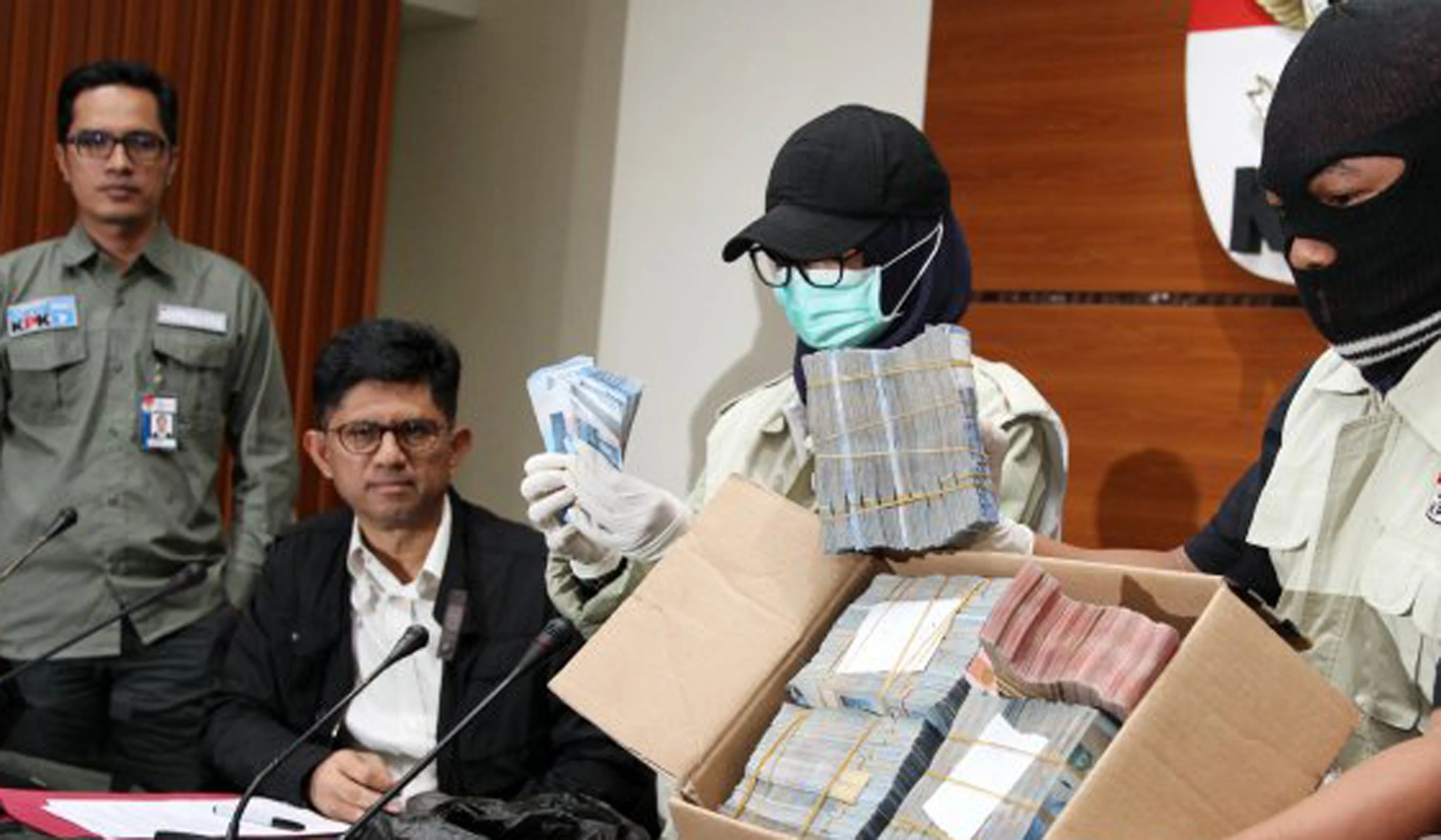 KPK Sita Rp168 Juta Uang Dolar Singapura Terkait Bupati Kuansing dan Menhut Raja Juli