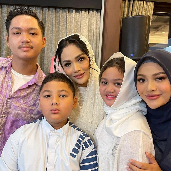 Kris Dayanti Ungkap Kebenaran Rumor Kehamilan Aurel Hermansyah Anak Ketiga