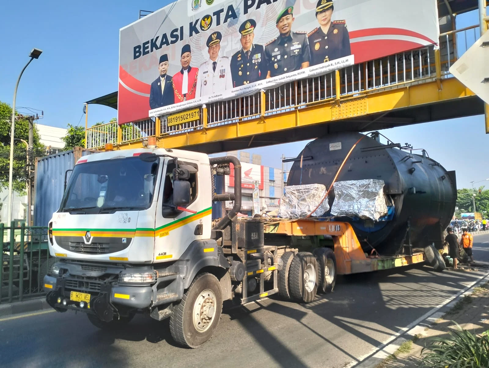 Macet Parah di JPO Tendean Akibat Truk Angkut Alat Berat Tersangkut