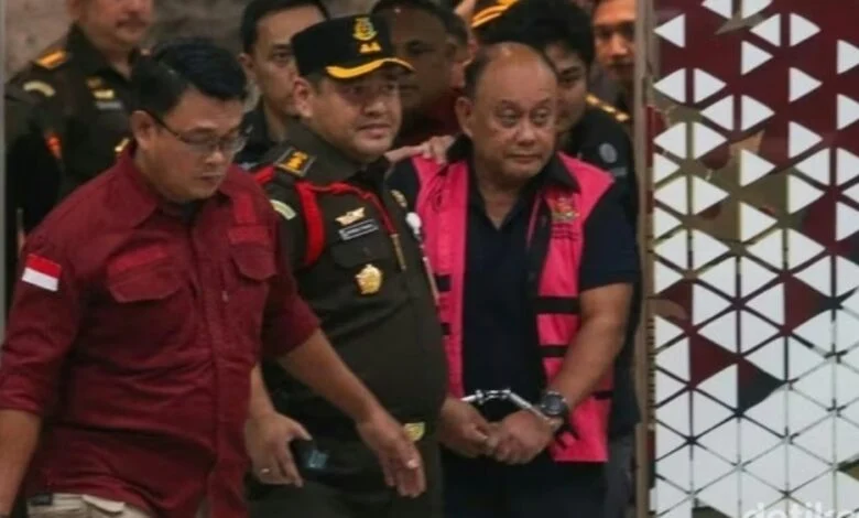 Mahasiswa Demonstrasi Bawa Rompi Pink dan Borgol ke Kejagung Tuntut Keadilan Kasus Eks Jampidsus Febrie