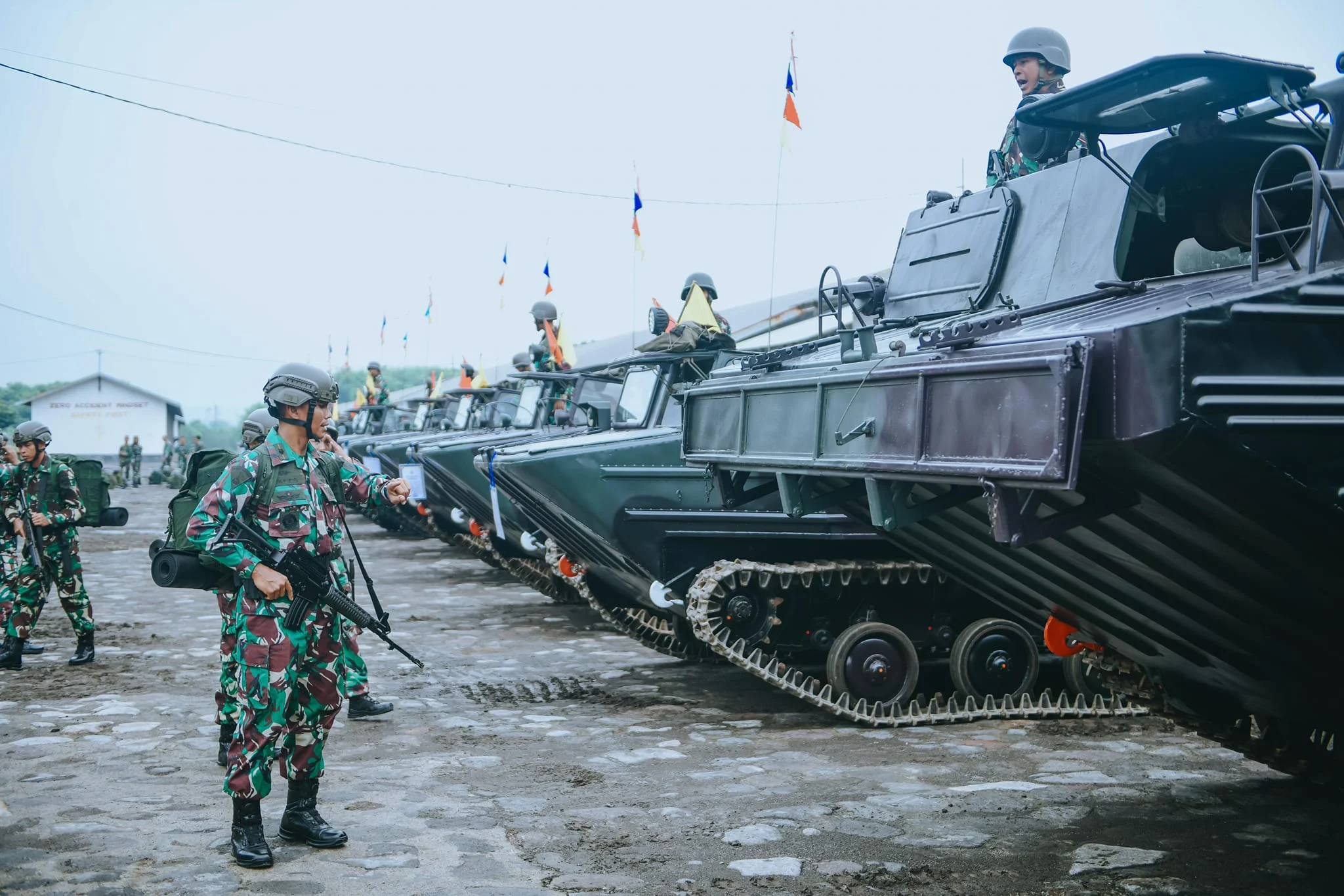 Marinir TNI AL Tingkatkan Keterampilan Mengemudi Kendaraan Tempur Amfibi