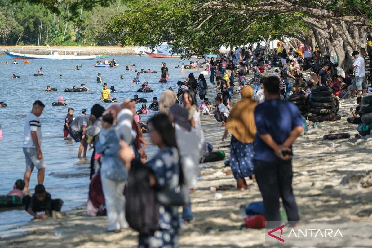 Mengisi Liburan Sekolah, Warga Ramai Kunjungi Pantai Nambo Kendari