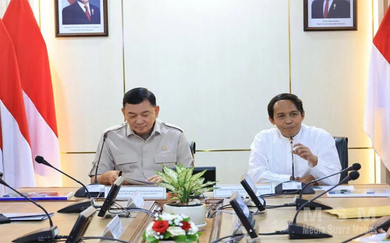 Menhan Sjafrie Sjamsoeddin dan Menhut Raja Juli Serahkan PPKH untuk 17 Yon TP Seluas 961 Hektar