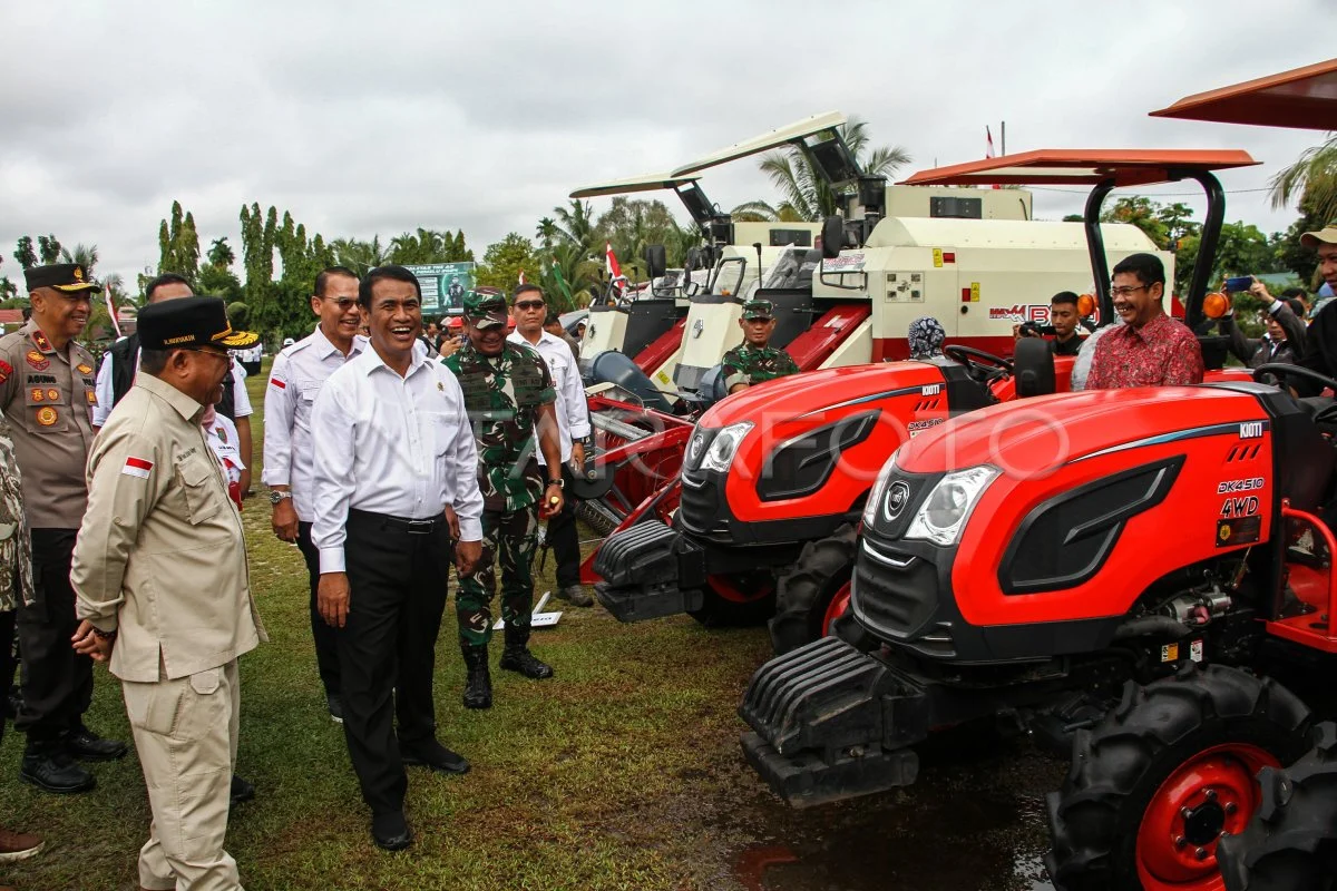 Menteri Pertanian Amran Serahkan Bantuan Alat Pertanian untuk Petani Merauke