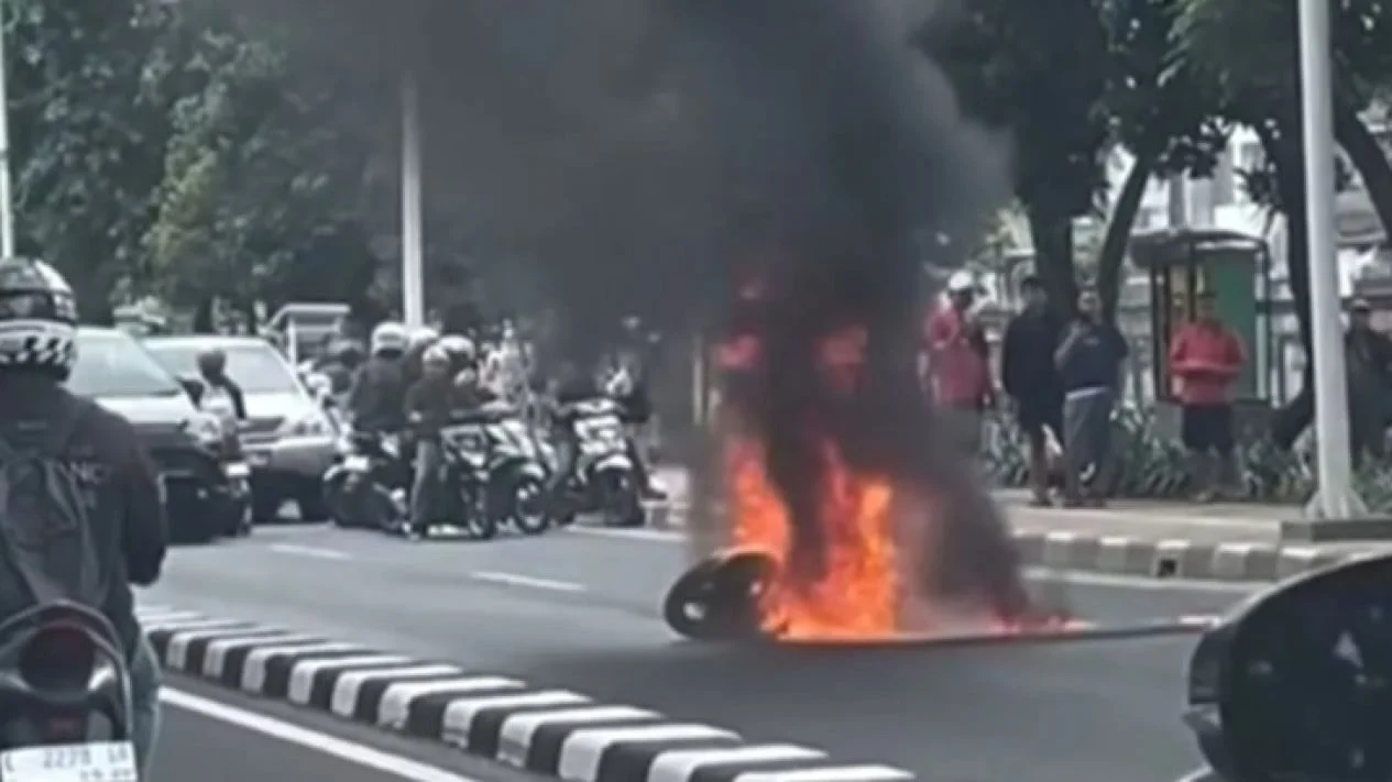 Motor Terbakar Usai Hindari Mobil Berhenti Mendadak di Pasar Minggu