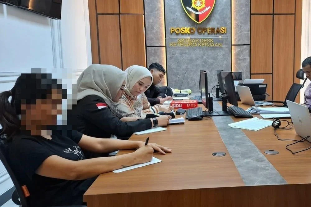 OJK Serahkan Berkas Tersangka Kasus Dugaan Pidana PT BPR SAWA ke Kejari Sidoarjo