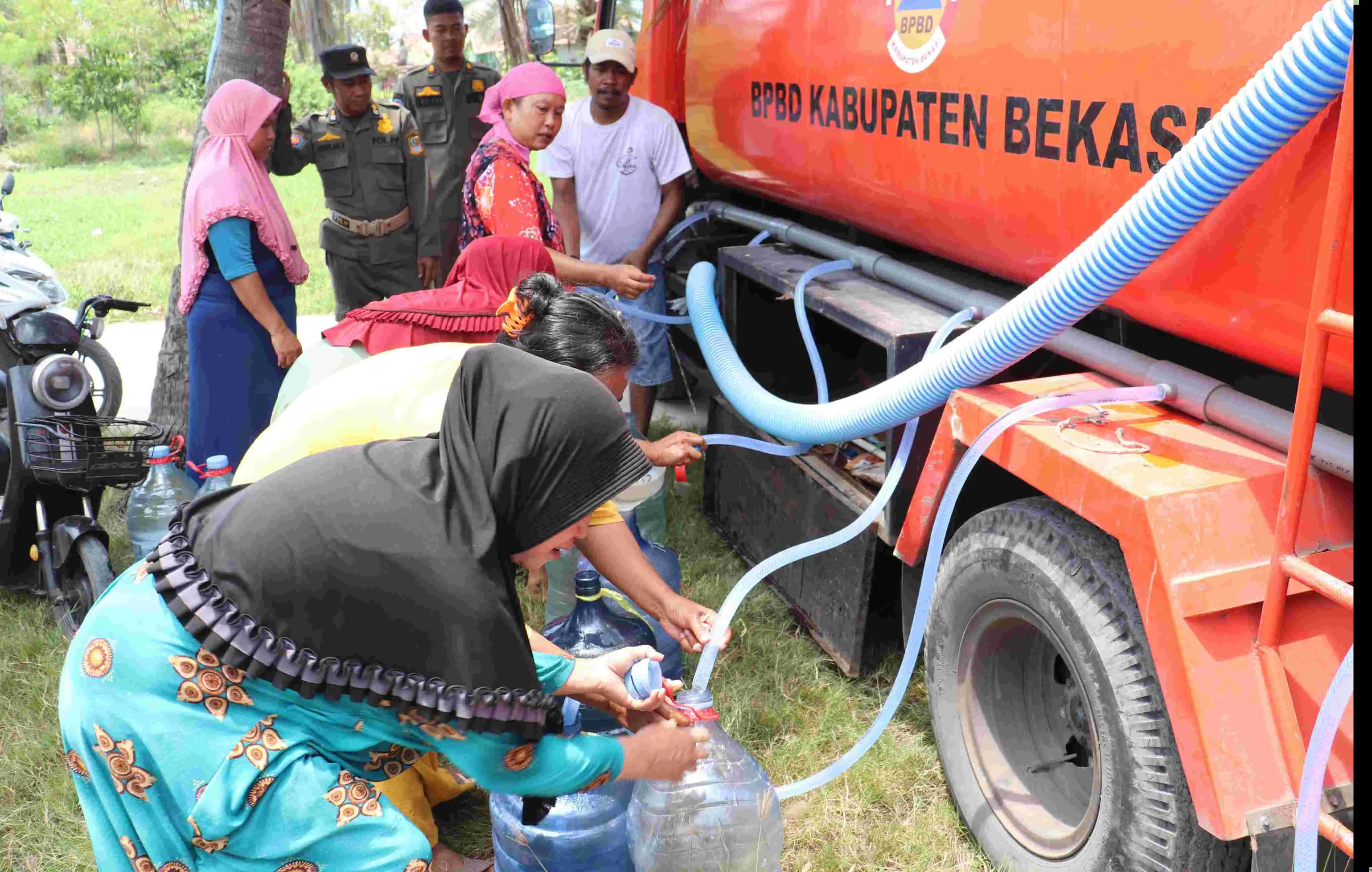 Pemkab Bekasi Salurkan 245.000 Liter Air Bersih untuk Warga di Daerah Kekeringan