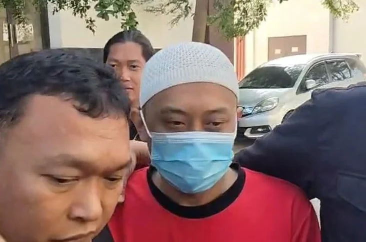 Penampakan Taufik Hidayat Jelang Rekonstruksi Kasus Penyekapan dan Penganiayaan YTR di Bandung