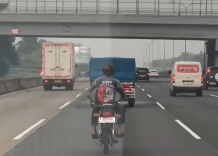 Pengendara RX King Nyelonong Masuk Tol Jagorawi Tanpa Helm, Ditilang