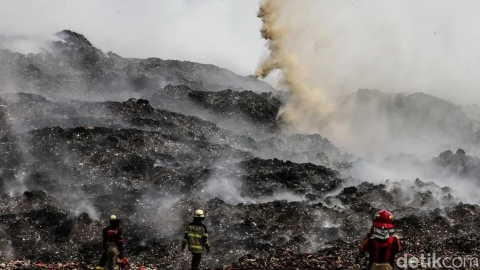 Penyelidikan Kebakaran TPA Jatiwaringin Dilanjutkan Usai Pemadaman