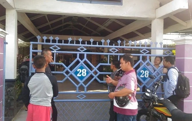Polisi Tangkap Pelaku Pencurian Motor yang Bersembunyi di Plafon Rumah di Bogor
