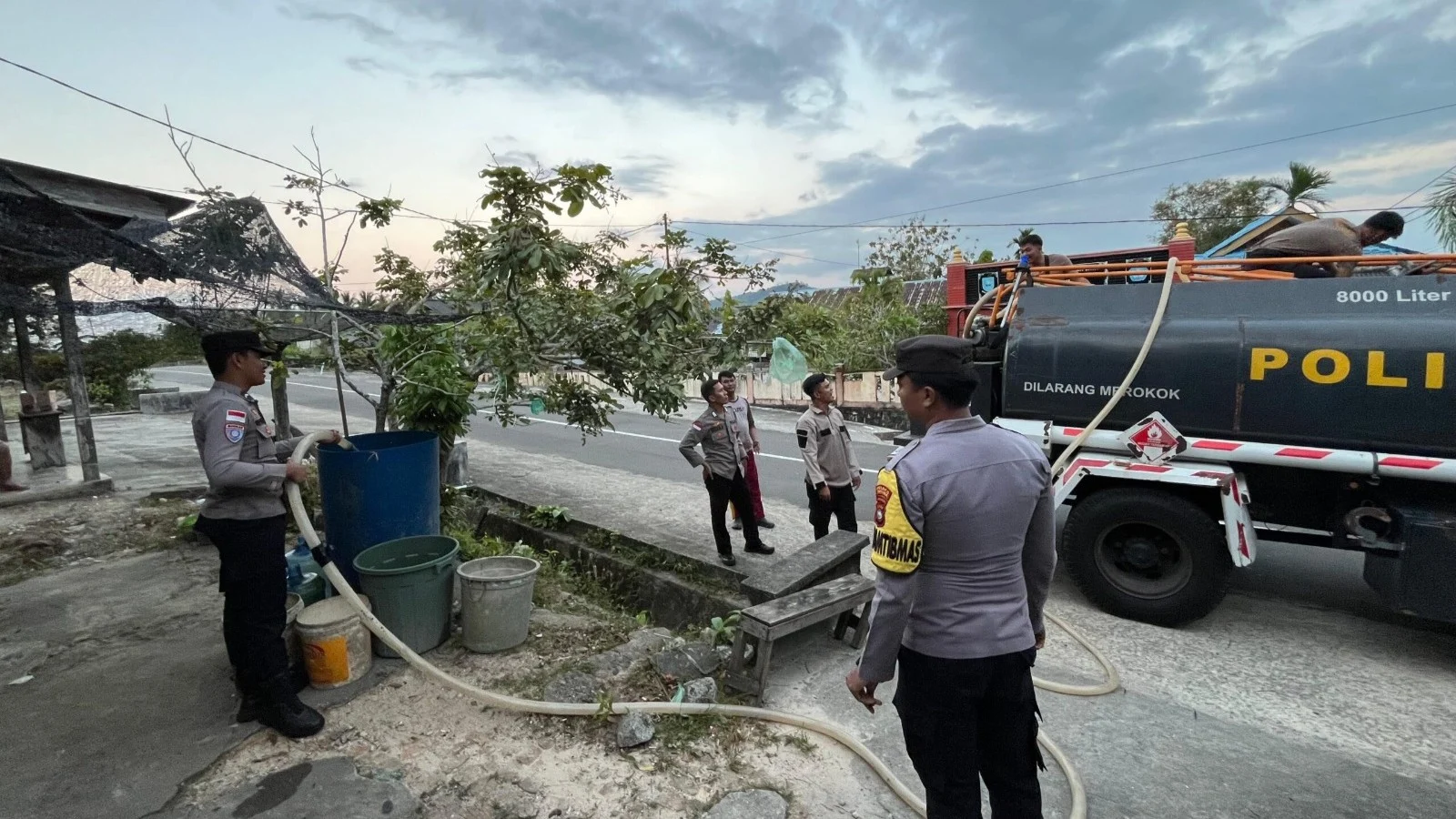 Polres Cilegon Distribusikan Puluhan Ton Air Bersih untuk Warga Terdampak Kemarau