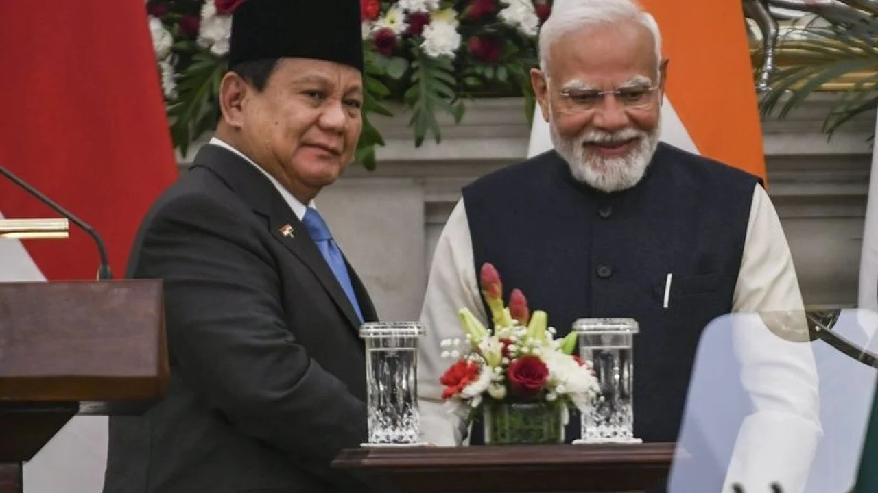 Prabowo Beri Pelukan Hangat pada PM Modi saat Antarkan Kepulangan di Bandara YIA