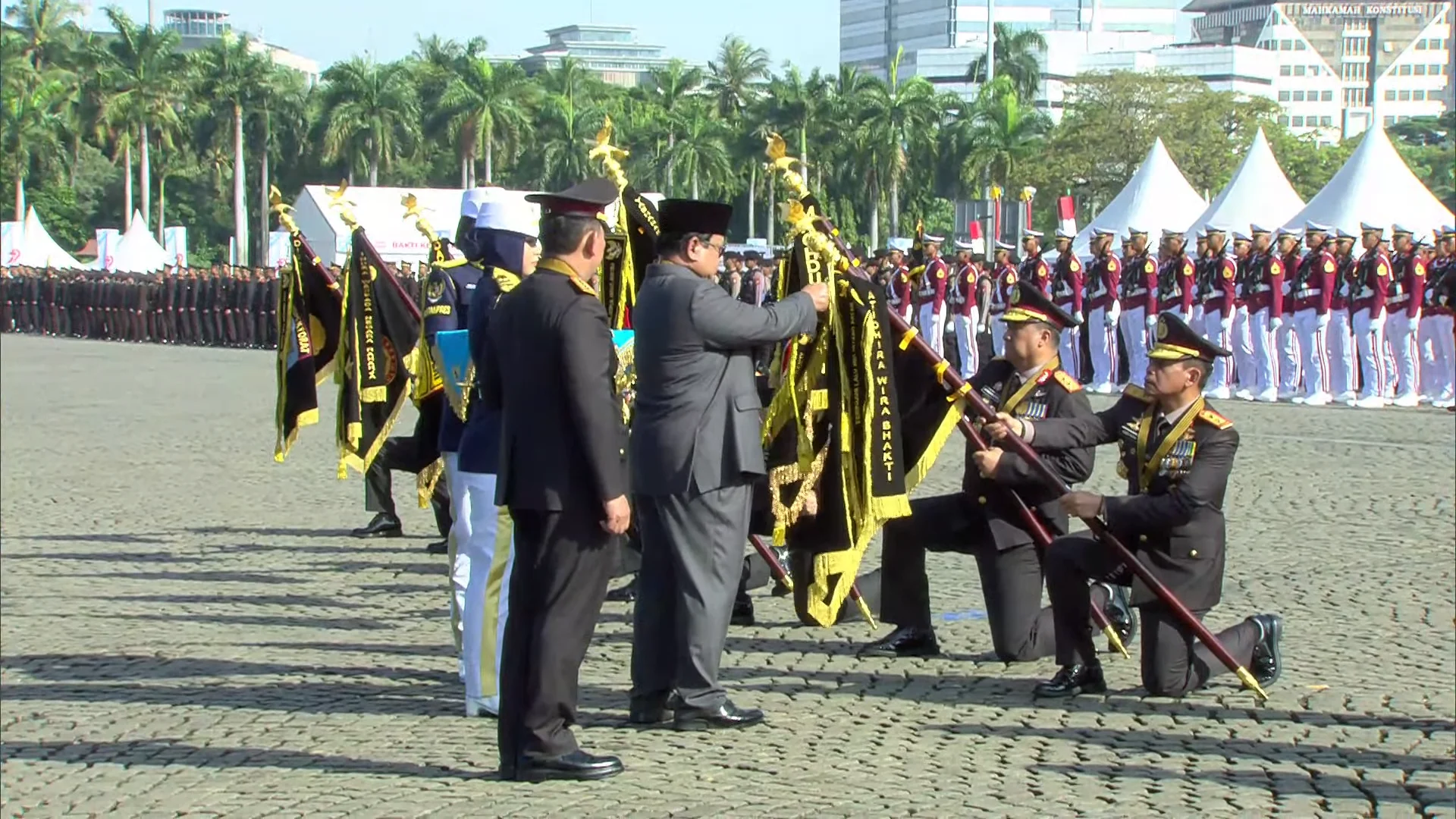 Prabowo Subianto Beri Tanda Kehormatan kepada Kesatuan dan Personel Polri