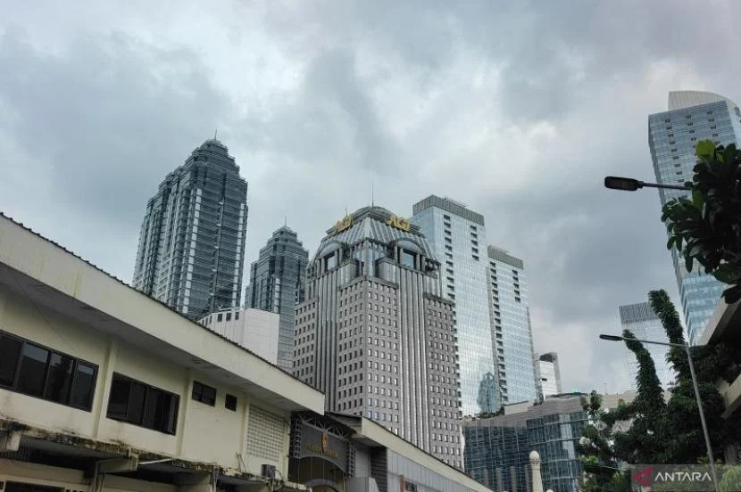 Prakiraan Cuaca Jakarta Sabtu Ini: Cerah Berawan Dominasi Siang hingga Malam
