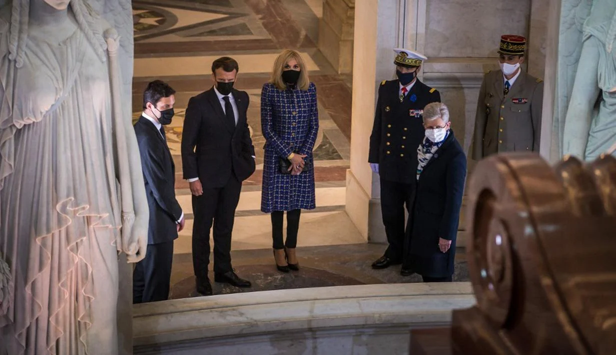 Presiden Emmanuel Macron dan Brigitte Hadiri Konser BTS di Paris, Penggemar Riuh