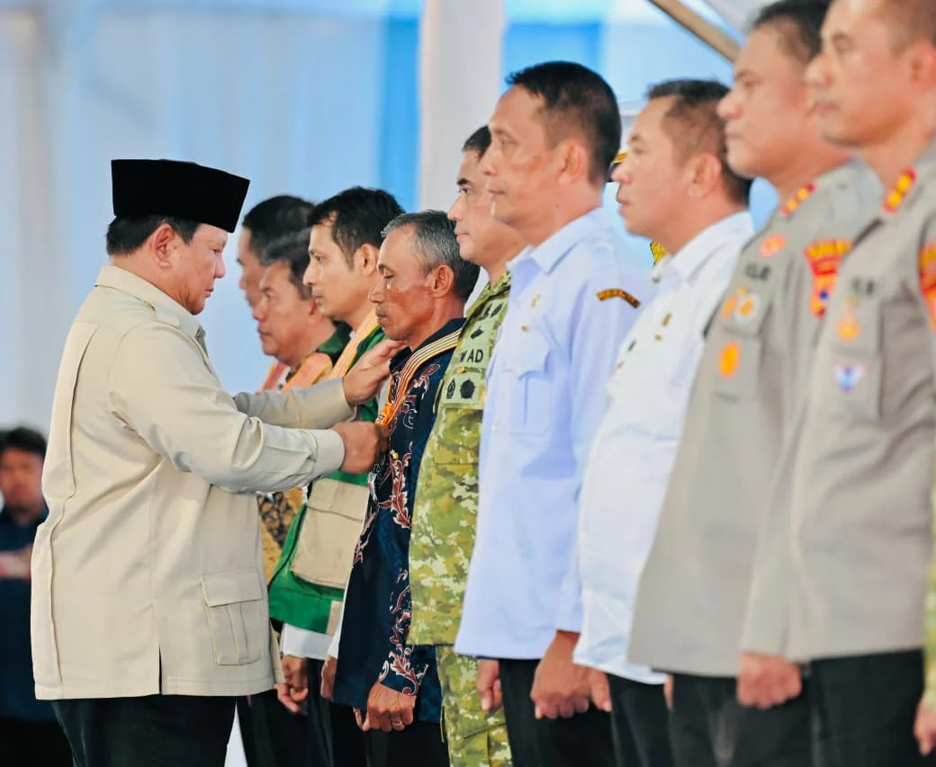 Presiden Prabowo Anugerahkan Pangkat Kehormatan kepada Sidarto, Mantan Ajudan Bung Karno