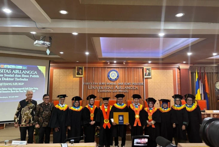 Raih Doktor di Unair, Pangi Chaniago Tawarkan Model Baru dan Jelaskan Split Ticket Voting di Indonesia