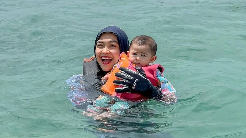 Ria Ricis Ajak Moana Berenang di Laut, Warganet Khawatir