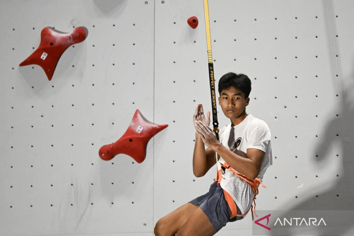 Robby dan Desak Raih Perak di Estafet Campuran World Climbing Series Krakow