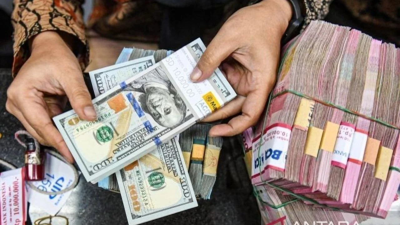 Rupiah Menguat Tipis-tipis, Akhir Jumat Tembus Rp18.022 per Dolar AS