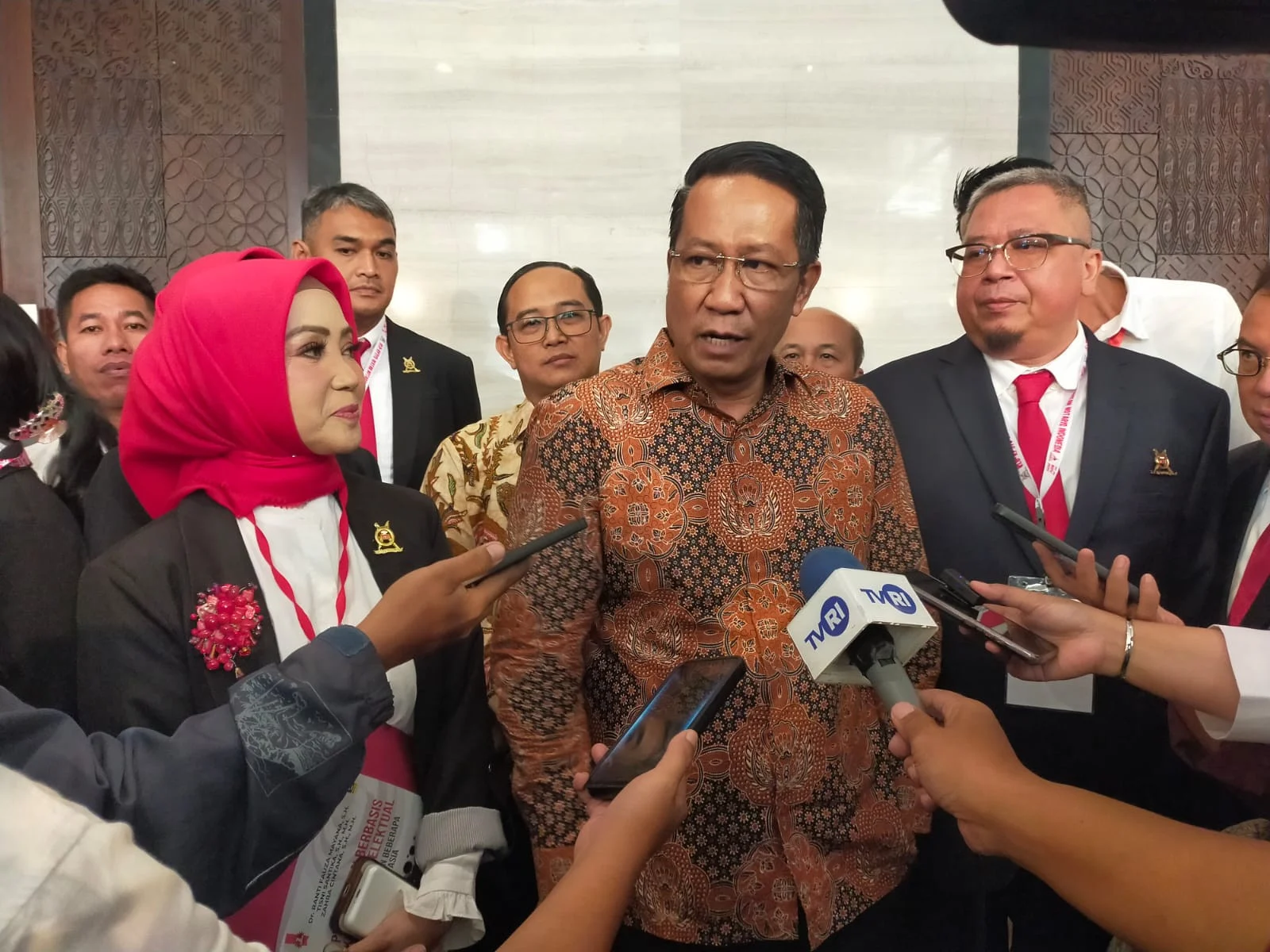 Sambil Menangis, Ibu Rumah Tangga Adukan Pelanggaran Jabatan Notaris ke Menteri Hukum