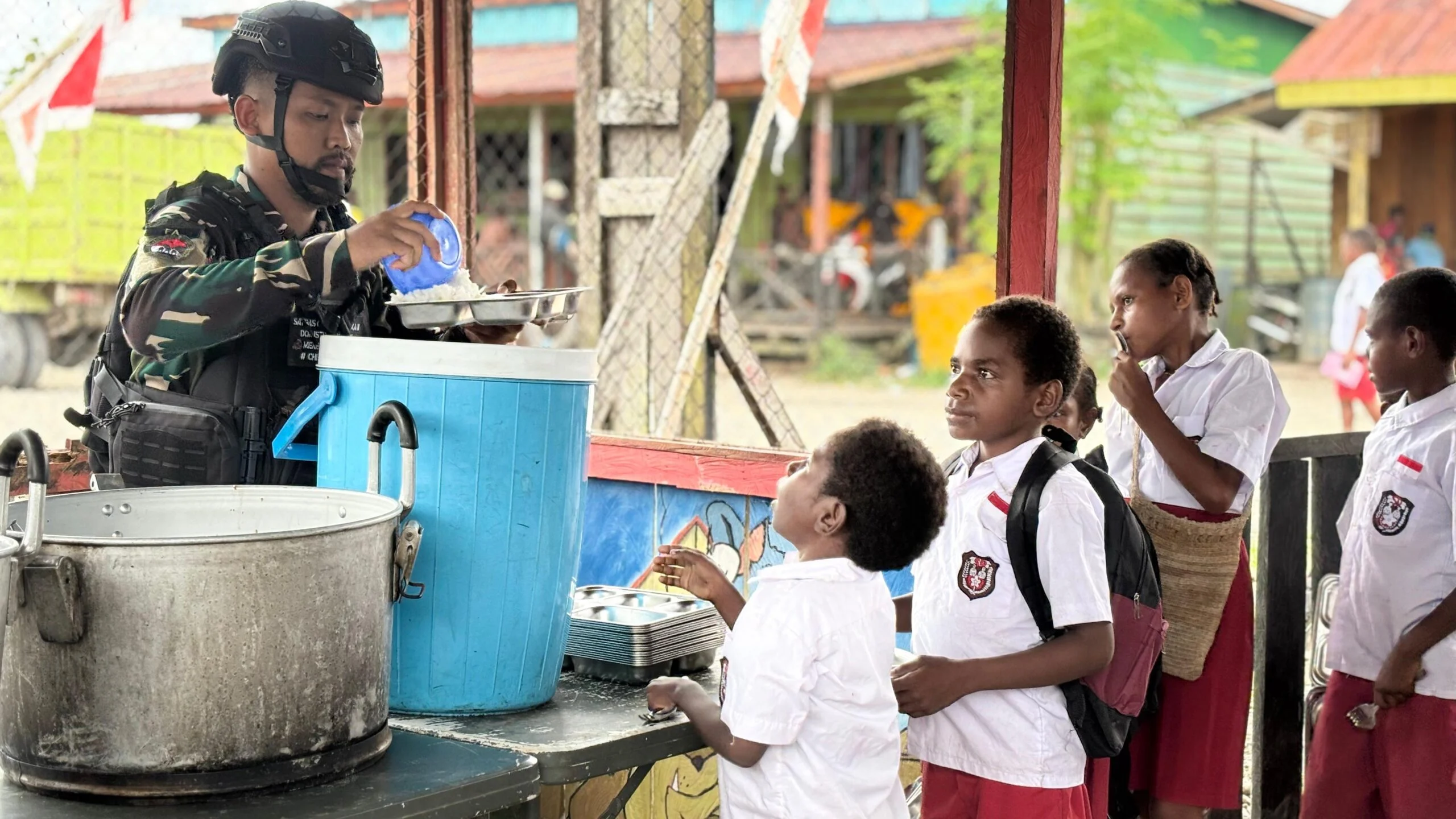 Satgas Pamtas Dorong Mutasi Pendidikan Nonformal Lanny Jaya lewat Barang Bekas