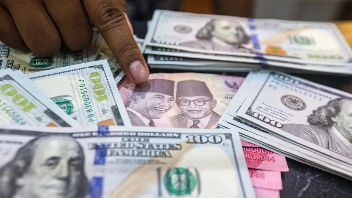 Sentimen Dolar AS Menguat dan Isu Hukum Domestik Bayangi Rupiah
