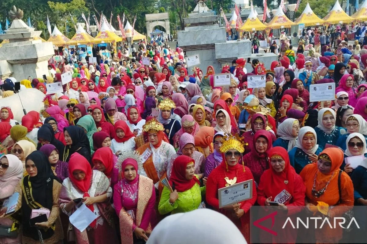 Seribuan Warga Palembang Meramaikan Parade Kebaya di Jembatan Ampera