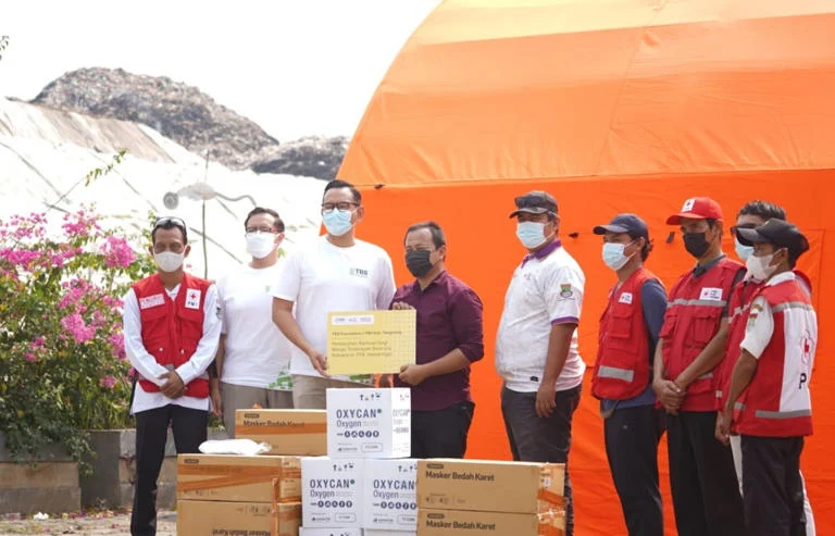 TBS Foundation Bantu Penanganan Kesehatan Warga Terdampak Kebakaran TPA Jatiwaringin