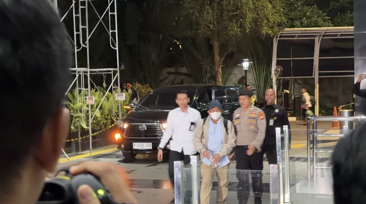 Terjaring OTT, Bupati Lombok Barat Lalu Ahmad Zaini Bungkam saat Tiba di Markas KPK