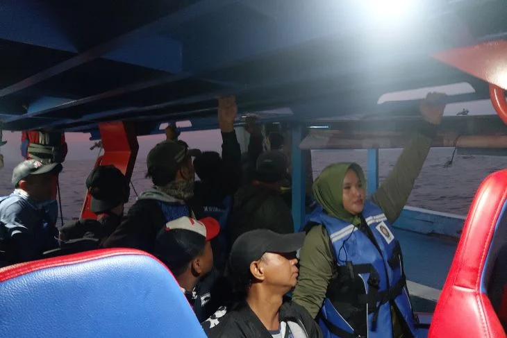 Tim Gabungan Evakuasi 26 Penumpang KM Sumber Rezeki di Pulau Lancang