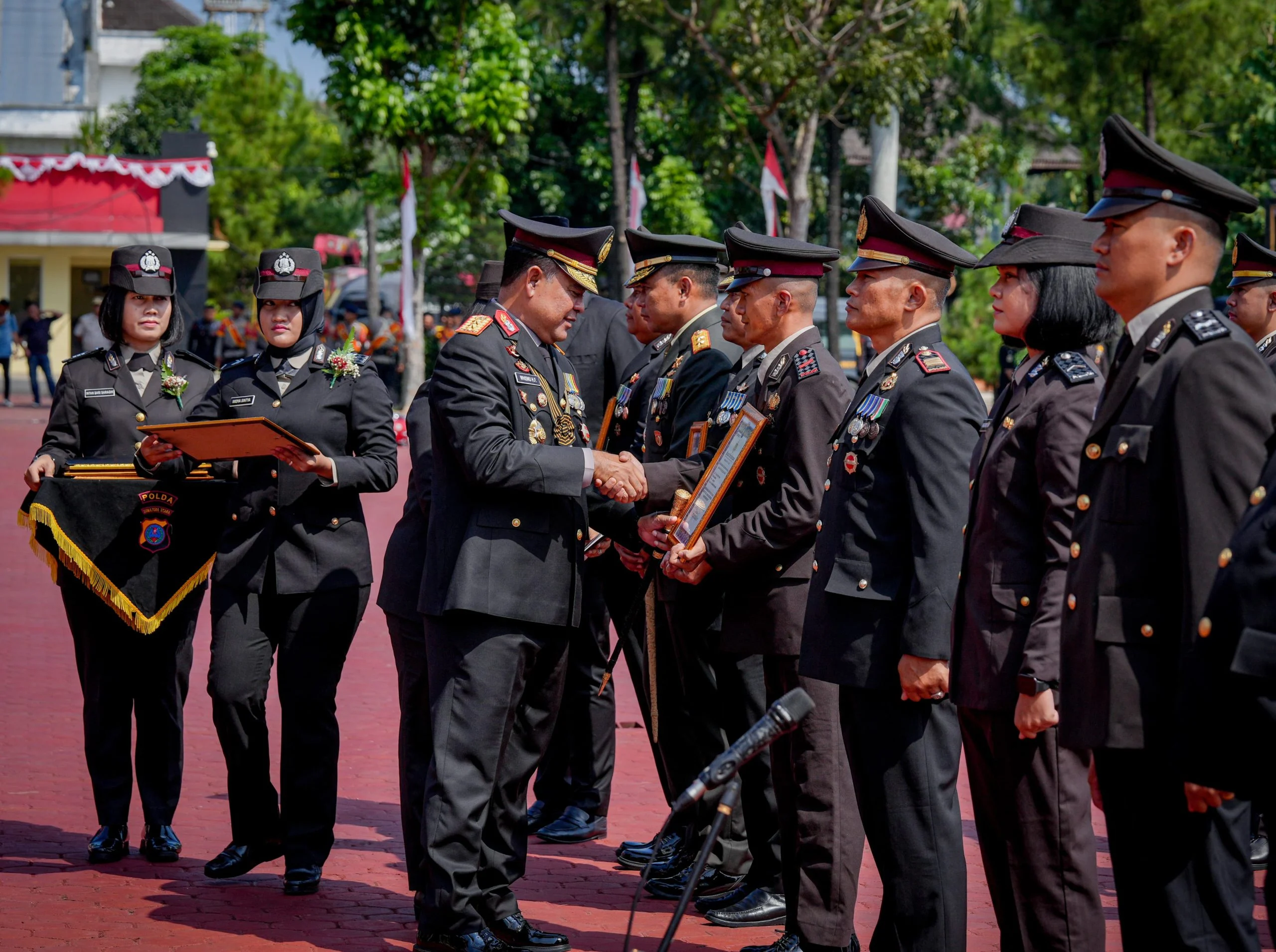 Wakil Gubernur Sumut Beri Penghargaan kepada Polda Sumut pada Peringatan Hari Bhayangkara ke‑80