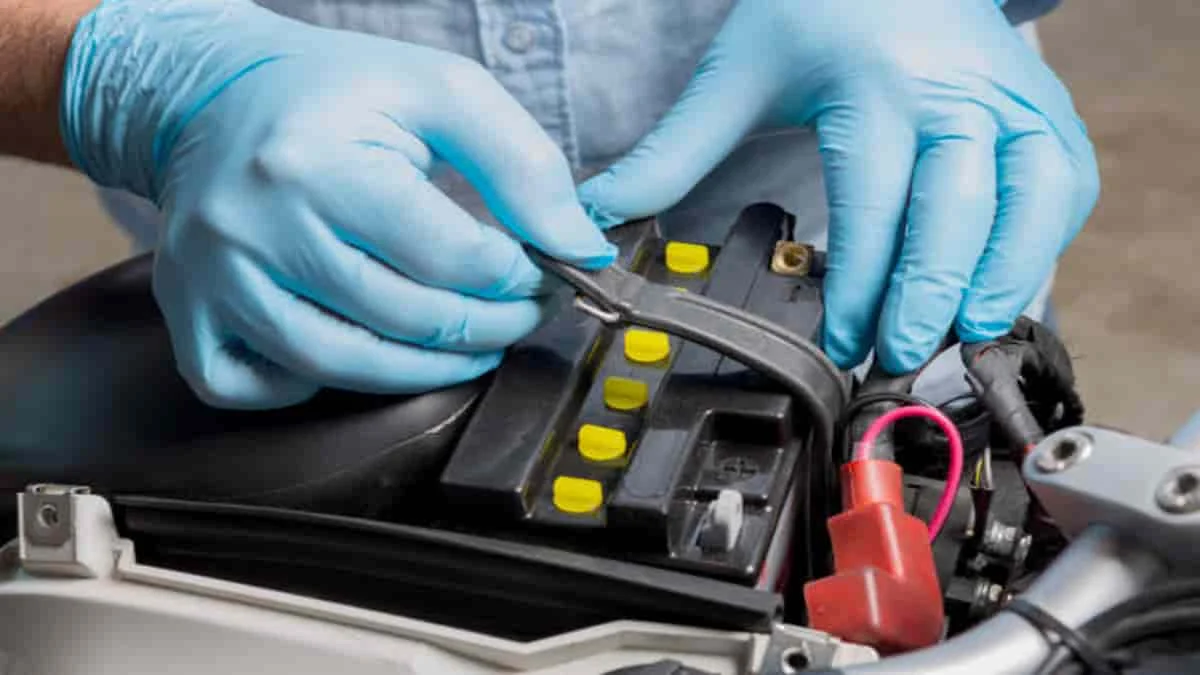 Aki Motor Gampang Tekor? Ini 8 Penyebab dan Cara Mengatasinya