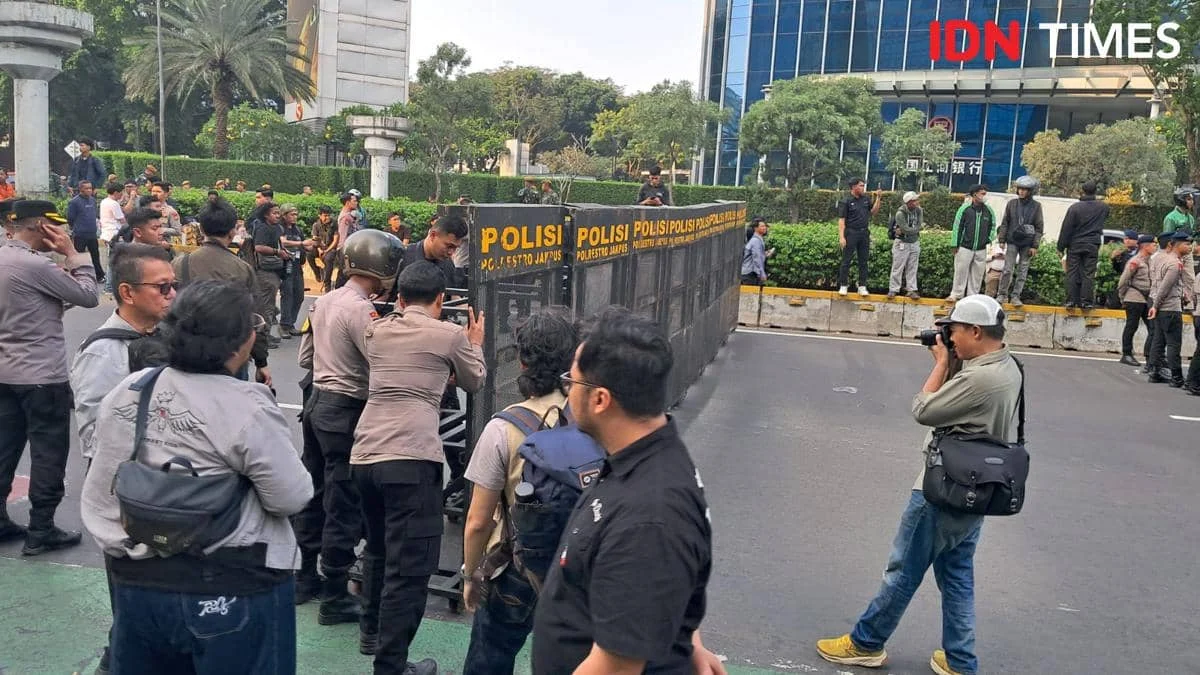 Aksi Demo Ricuh di Depan Gedung UOB, Mahasiswa UHAMKA Pingsan, Bunderan HI Dilarang Masuk