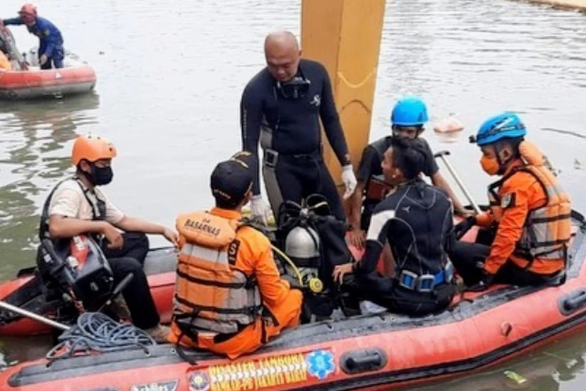 Basarnas Lanjutkan Pencarian Pemuda Diduga Tenggelam di Kali Banjir Kanal Barat