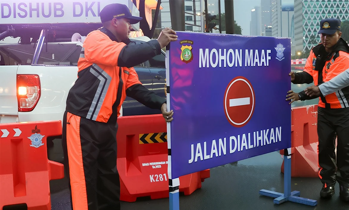 Dishub DKI Jakarta Evakuasi Rambu Robo di Jalan Kyai Tapa, Jakarta Barat