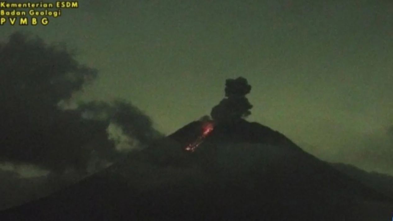 Gunung Semeru Erupsi Malam Ini, Tinggi Kolom Abu Capai 800 Meter di Atas Puncak