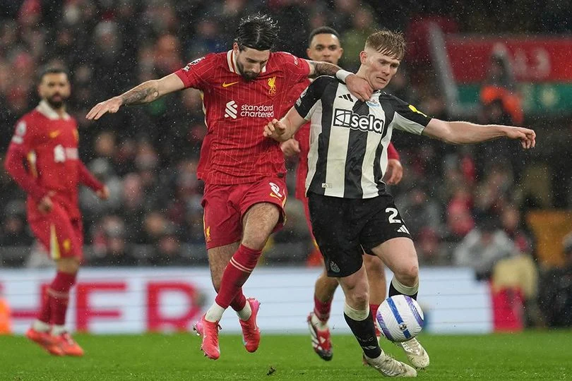 Hasil Newcastle vs Liverpool: Penalti Szoboszlai Selamatkan Debut Iraola dari Kekalahan