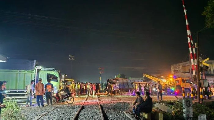 KAI Sumut Evakuasi KA Putri Deli yang Anjlok Akibat Tabrakan dengan Truk