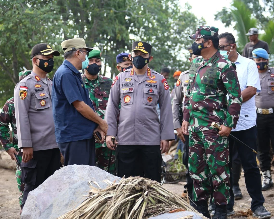 Kapolri Tinjau Lokasi Gempa NTT, Polri Salurkan 247 Ton Bantuan